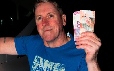 V bankomate našiel 30 eur, odovzdal ich a o pár minút vyhral 55-tisíc eur v stávkovej kancelárii. Colin si svoju karmu pochvaľuje V bankomate našiel 30 eur, odovzdal ich a o pár minút vyhral 55-tisíc eur v stávkovej kancelárii. Colin si svoju karmu pochvaľuje
