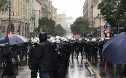 V Belehrade sa napriek úradnému zákazu koná dúhový pochod. Pravicoví extrémisti napadli policajtov