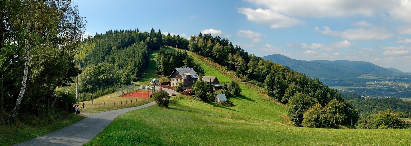 V Beskydech zachytila fotopast vlčí smečku. Vrátila se sem po dvaceti letech, spatřen byl i medvěd