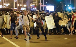 V Bělorusku vypukly po volbách nepokoje. Diktátor Lukašenko povolal armádu a omezil internet
