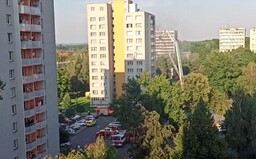 V Bohumíně začal hořet panelák. Lidé skákali z oken, 3 děti uhořely