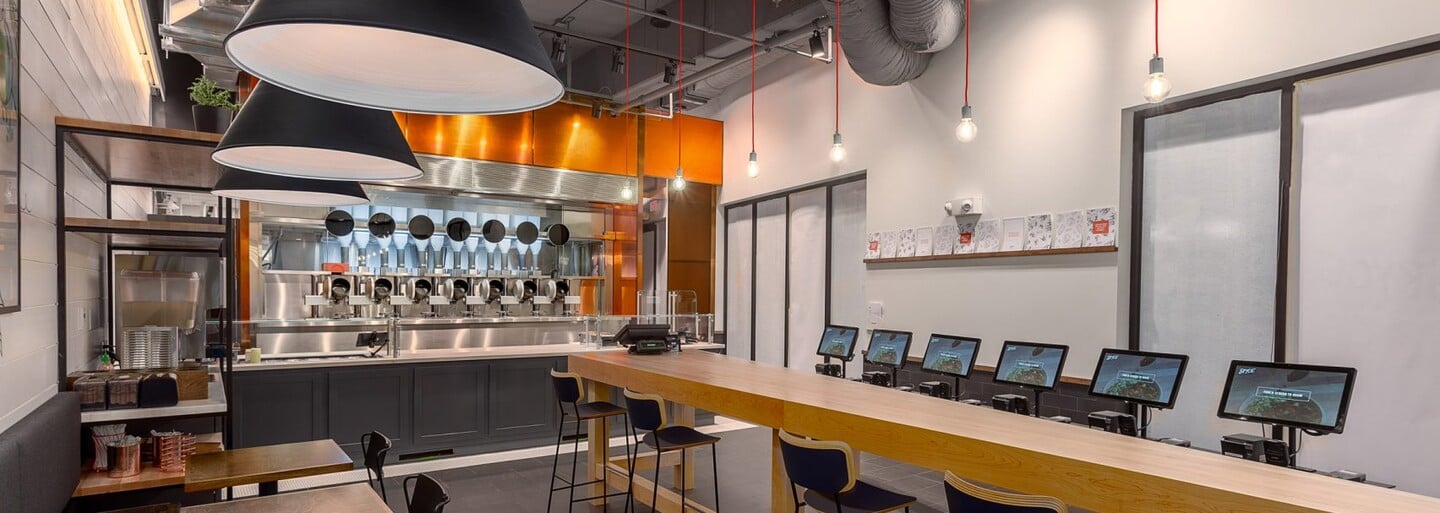 V Bostonu otevřeli restauraci, kde ti jídlo připraví robot. Menu sestavují michelinští kuchaři, oběd stojí 160 korun