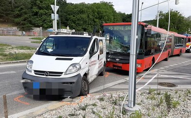 V Bratislave havaroval autobus MHD, zranilo sa 6 ľudí V Bratislave havaroval autobus MHD, zranilo sa 6 ľudí