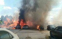 V Bratislave horí drvička drevného odpadu. Veľký požiar sa presunul aj na luxusné autá