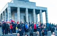 V Bratislave na Slavíne hrozia potýčky. Stretnúť sa môžu podporovatelia Ruska a Ukrajiny
