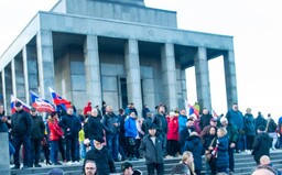 V Bratislave na Slavíne hrozia potýčky. Stretnúť sa môžu podporovatelia Ruska a Ukrajiny