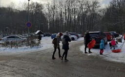 V Bratislave nasnežilo a ľudia húfne vyrazili do prírody. Parkoviská sú preplnené, policajti musia autá odkláňať