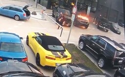 V Bratislave niekto podpálil autá za 200 000 € - páchateľ je na videu
