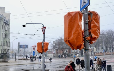 V Bratislave pri Vajanského nábreží pribudli nové semafory. Majú pomôcť zlepšiť dopravnú situáciu po výstavbe cyklotrasy