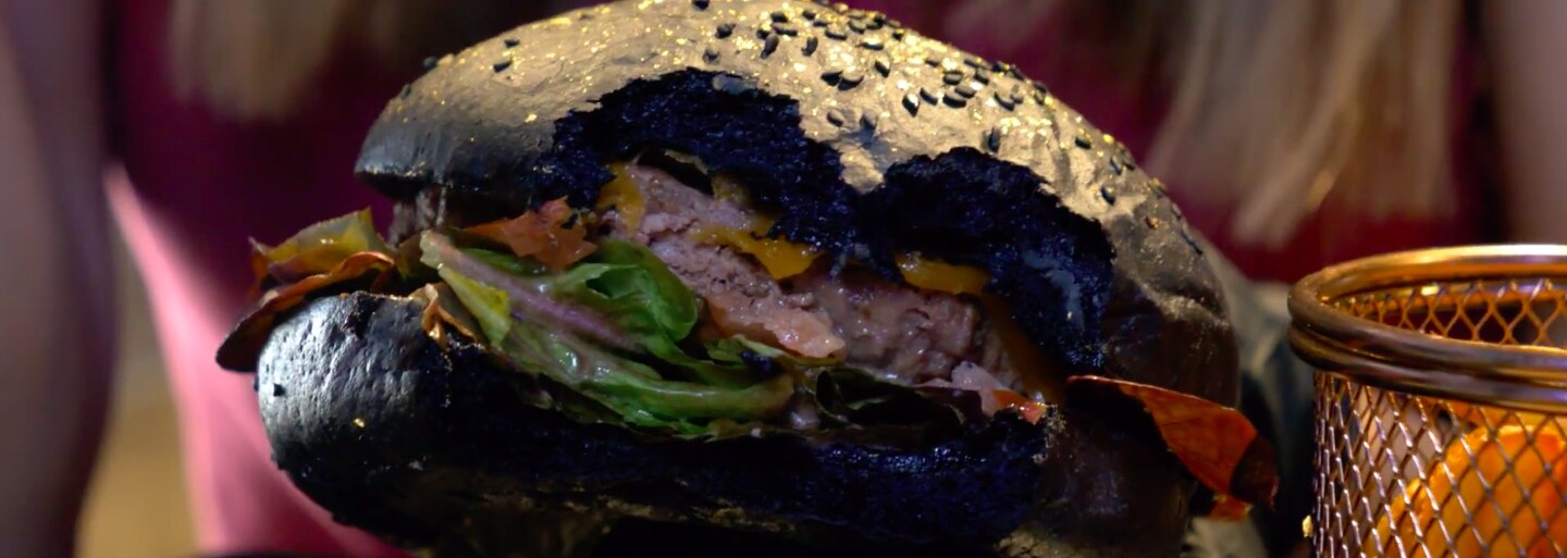 V Bratislave si môžeš dať burger posypaný zlatom! Nová prevádzka spája street food a módu