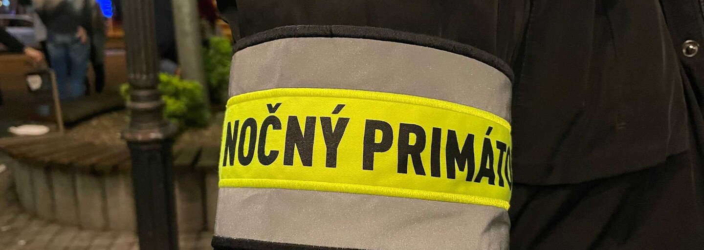 V Bratislave sú ľudia v uliciach aj po deviatej. Policajti ich musia posielať domov, ešte stále platí zákaz vychádzania