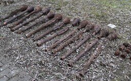V brněnském vnitrobloku dělníci narazili na 13 nevybuchlých panzerfaustů a 9 granátů