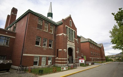 V bývalej cirkevnej škole v Kanade fyzicky aj sexuálne zneužívali domorodé deti. Na pozemku našli pozostatky 215 z nich