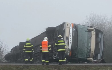 V Čechách se převrátil autobus se 70 studenty, vážněji zraněno bylo několik lidí V Čechách se převrátil autobus se 70 studenty, vážněji zraněno bylo několik lidí