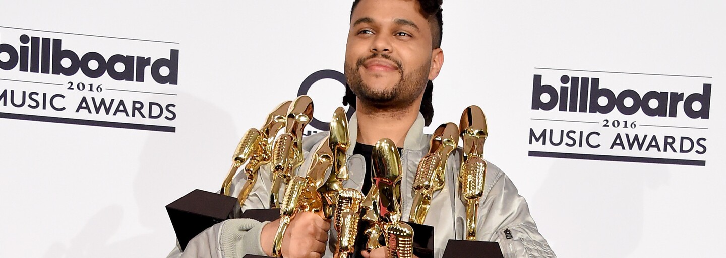 V čem celebrity zářily na růžovém koberci Billboard Music Awards?