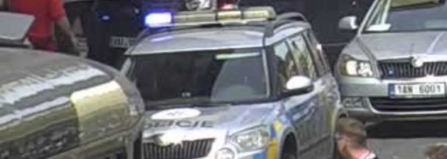 V centru Prahy bylo ohlášeno možné ozbrojené vloupání. Policie po zásahu zabavila zbraň a zatkla tři cizince