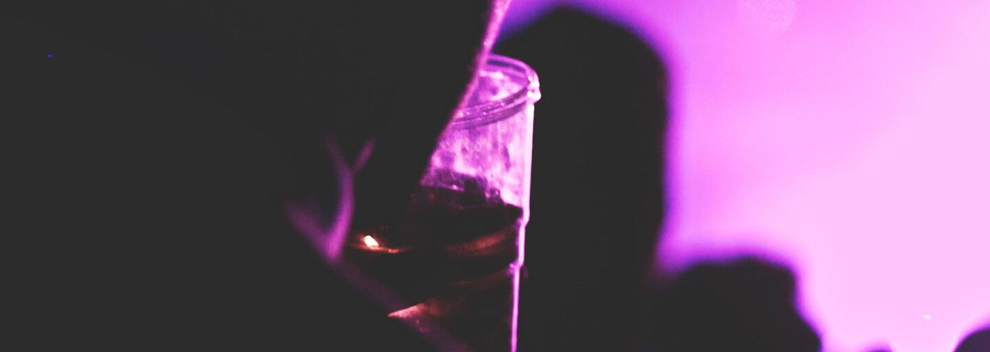 V centru Prahy už si alkohol nedáš. Stačí otevřená lahev a můžeš dostat pokutu 10 tisíc
