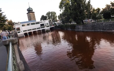 V centru Prahy zrudla Vltava. Aktivisté do ní nalili červenou barvu jakožto protest proti komerci V centru Prahy zrudla Vltava. Aktivisté do ní nalili červenou barvu jakožto protest proti komerci