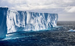 V čerstvém sněhu na Antarktidě byly poprvé nalezeny mikroplasty, mohou urychlit tání ledovců