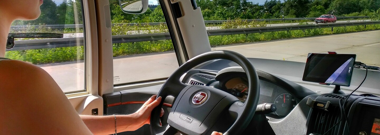 V Česku by se mohly vydávat řidičáky na zkoušku. Mladé řidiče by to mohlo umírnit