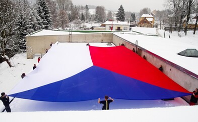 V Česku padl nový rekord. Byla vytvořena největší národní vlajka, která bude součástí oslav 100 let od vzniku Československa V Česku padl nový rekord. Byla vytvořena největší národní vlajka, která bude součástí oslav 100 let od vzniku Československa