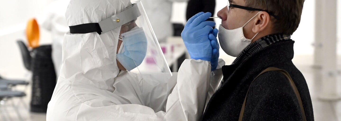 V Česku přibylo nejvíce nakažených covidem-19 od dubna, vzrostl i počet hospitalizovaných
