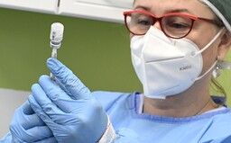 V Česku se k očkování zaregistrovalo přes 100 tisíc důchodců, termín dostalo necelých 9 tisíc
