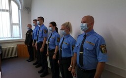 V Plzni zaměstnali trestaného neonacistu jako městského policistu, nyní ho nemohou vyhodit. Sám odejít odmítá