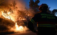 V chorvátskej Dalmácii vypukli veľké požiare. Ľudia pri Šibeniku opúšťajú domovy