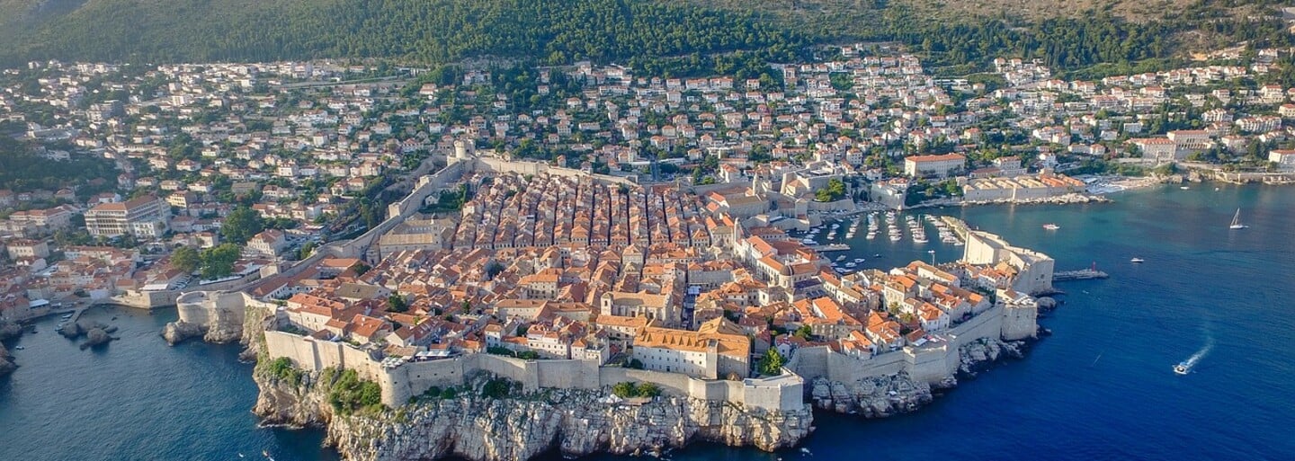 V chorvátskom Dubrovniku zakázali kúpanie v mori. Zamorili ho fekálie, ľudia do vody nemôžu vstupovať