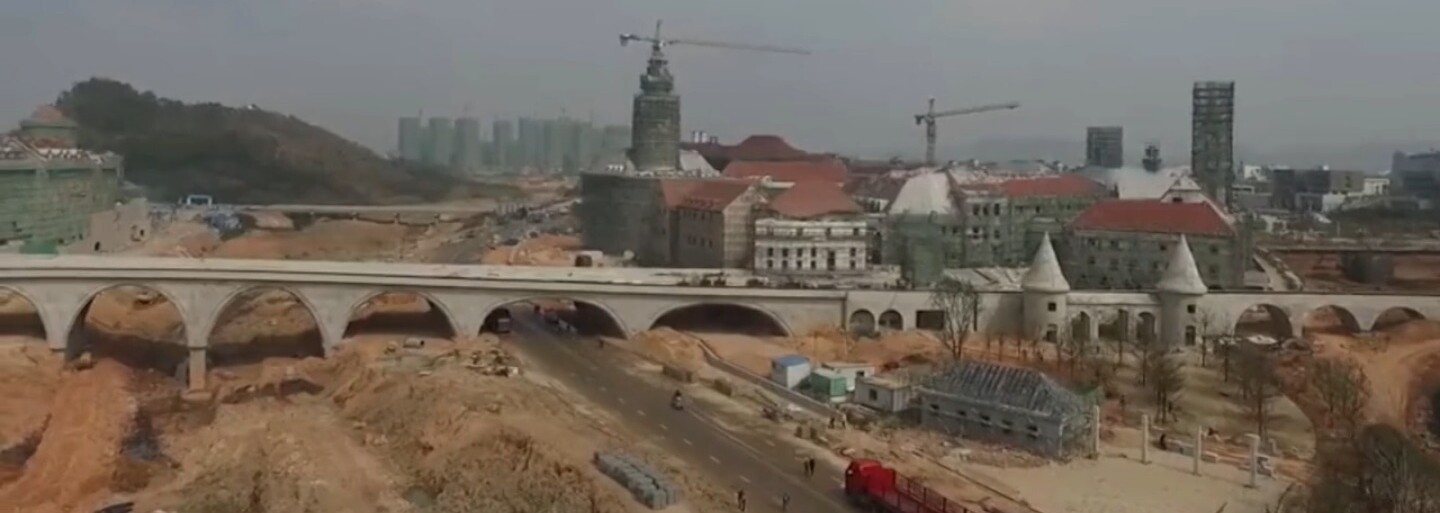 V Číně staví kopii Českého Krumlova. Nejkrásnější město Česka vyroste v sídle Huawei