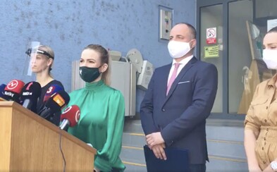 V domove sociálnych služieb v Pezinku odstúpila riaditeľka. 4 seniori už zomreli, zamestnanci sú na pokraji kolapsu V domove sociálnych služieb v Pezinku odstúpila riaditeľka. 4 seniori už zomreli, zamestnanci sú na pokraji kolapsu
