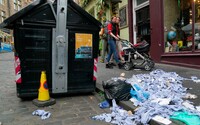 V Edinburghu trvá 12-dňový štrajk smetiarov. Kontajnery sú už preplnené a mesto čakajú posledné letné festivaly