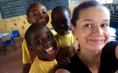 V epicentru malárie pomáhala HIV pozitivním dětem. Eliška přežila v Tanzanii bez tekoucí vody či elektřiny (Rozhovor) V epicentru malárie pomáhala HIV pozitivním dětem. Eliška přežila v Tanzanii bez tekoucí vody či elektřiny (Rozhovor)