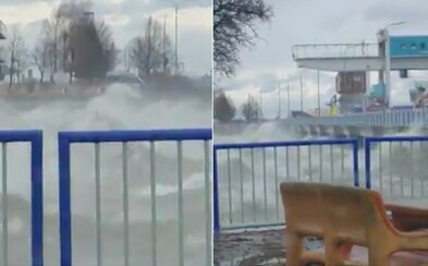 V Gabčíkove silný vietor rozbúril vlny natoľko, že takmer presiahli zábradlie vodného diela V Gabčíkove silný vietor rozbúril vlny natoľko, že takmer presiahli zábradlie vodného diela