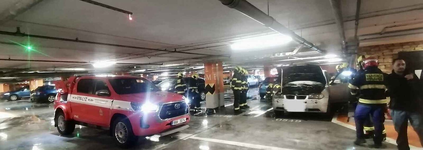 V garážích na Chodově hořelo BMW