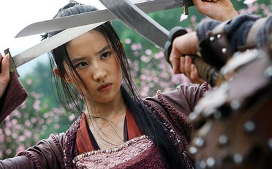 V hraném filmu Mulan od Disneyho si hlavní roli střihne Liu Yifei, která se objevila i po boku Jackieho Chana a Jet Liho V hraném filmu Mulan od Disneyho si hlavní roli střihne Liu Yifei, která se objevila i po boku Jackieho Chana a Jet Liho
