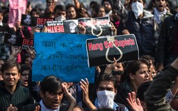 V Indii protestují kvůli propuštění 11 mužů, kteří se dopustili hromadného znásilnění