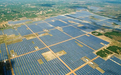 V Indii úspešne vybudovali najväčšiu solárnu elektráreň na svete zásobujúcu desaťtisíce domácností V Indii úspešne vybudovali najväčšiu solárnu elektráreň na svete zásobujúcu desaťtisíce domácností