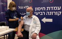 V Izraeli začali očkovat čtvrtou dávkou vakcíny. Dostali ji už první zdravotníci