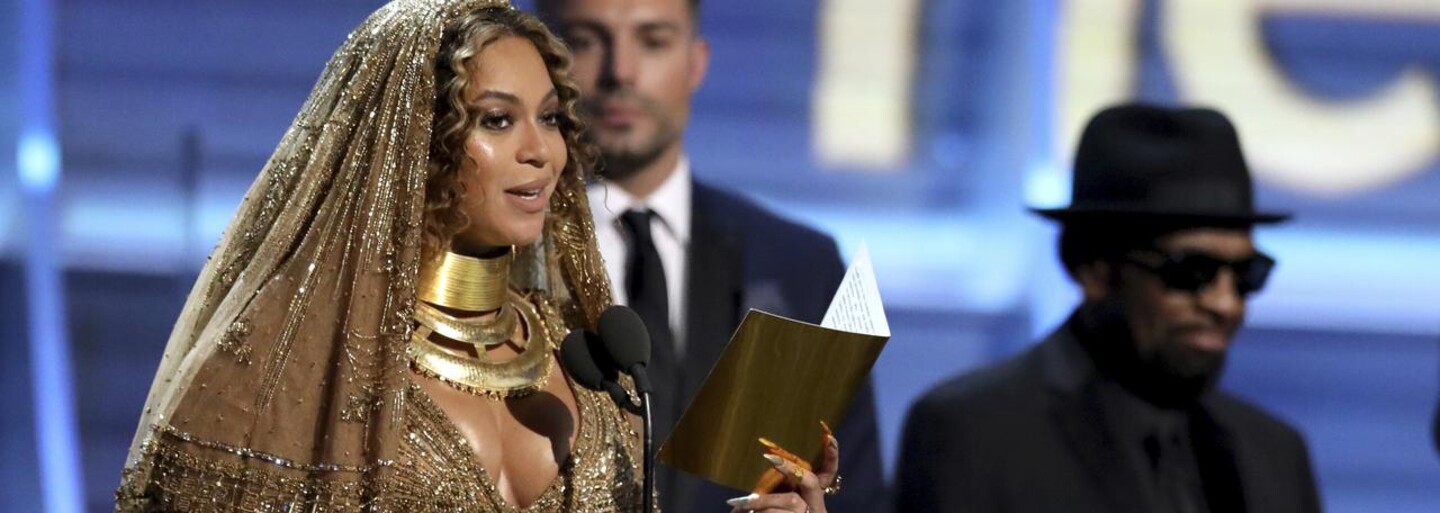 V jakých outfitech celebrity zazářily na Grammy 2017?