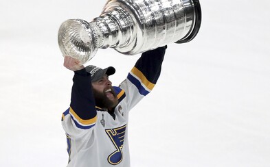 V lednu byli nejhorším týmem v NHL, dnes oslavují první Stanley Cup v historii klubu. St. Louis Blues porazili Pastrňákův Boston V lednu byli nejhorším týmem v NHL, dnes oslavují první Stanley Cup v historii klubu. St. Louis Blues porazili Pastrňákův Boston