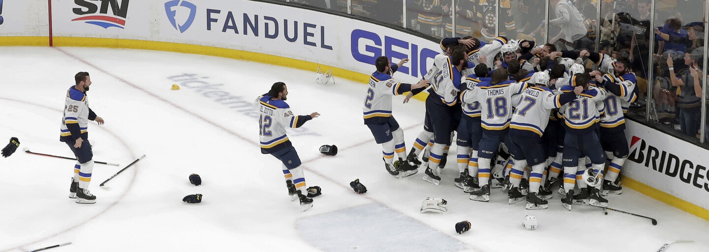 V lednu byli nejhorším týmem v NHL, dnes oslavují první Stanley Cup v historii klubu. St. Louis Blues porazili Pastrňákův Boston