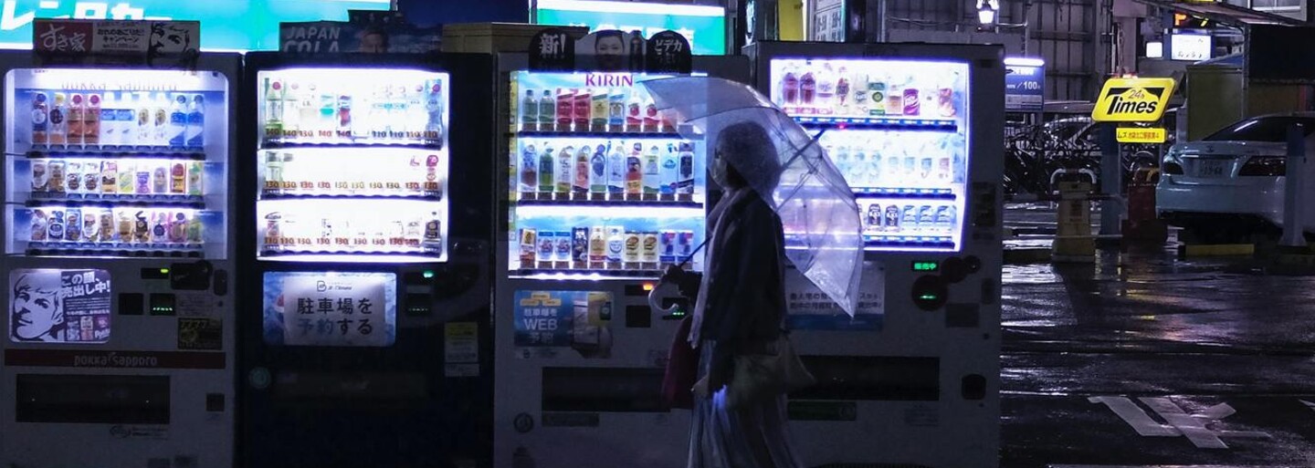 V Japonsku mají první automat na letenky naslepo. Zaplať 1 000 korun a nech se překvapit, kam poletíš