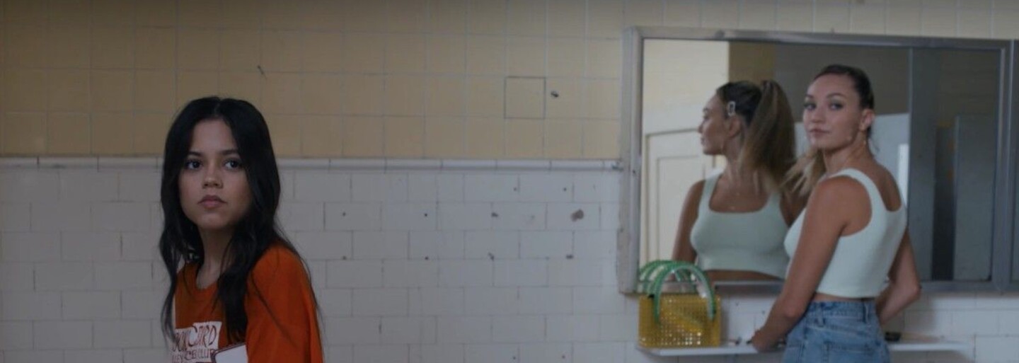 V jednej sekunde kecajú na vecku, v ďalšej sa schovávajú pred zabijakom. Sleduj mrazivý trailer drámy o šialencovi v škole