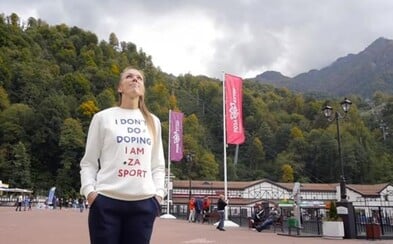 V kampani mala na sebe sveter s odkazom, že nedopuje. Teraz je druhým ruským olympijským hriešnikom V kampani mala na sebe sveter s odkazom, že nedopuje. Teraz je druhým ruským olympijským hriešnikom
