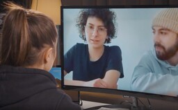 V karanténe Gabčíkovo: Zakázali nám vyjsť z izby, jedlo nám nosia hasiči (Videorozhovor)