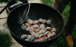 V Keni vyrábí brikety z lidských exkrementů. Jejich pálením vzniká méně emisí, pochvalují si ekologové