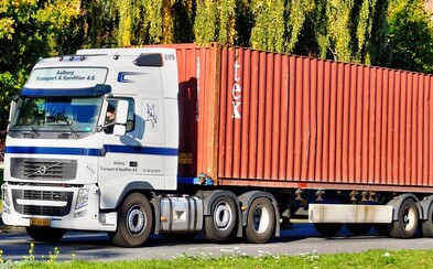 V kontejneru nákladního auta našli 39 lidských těl. Policie zadržela 25letého podezřelého V kontejneru nákladního auta našli 39 lidských těl. Policie zadržela 25letého podezřelého