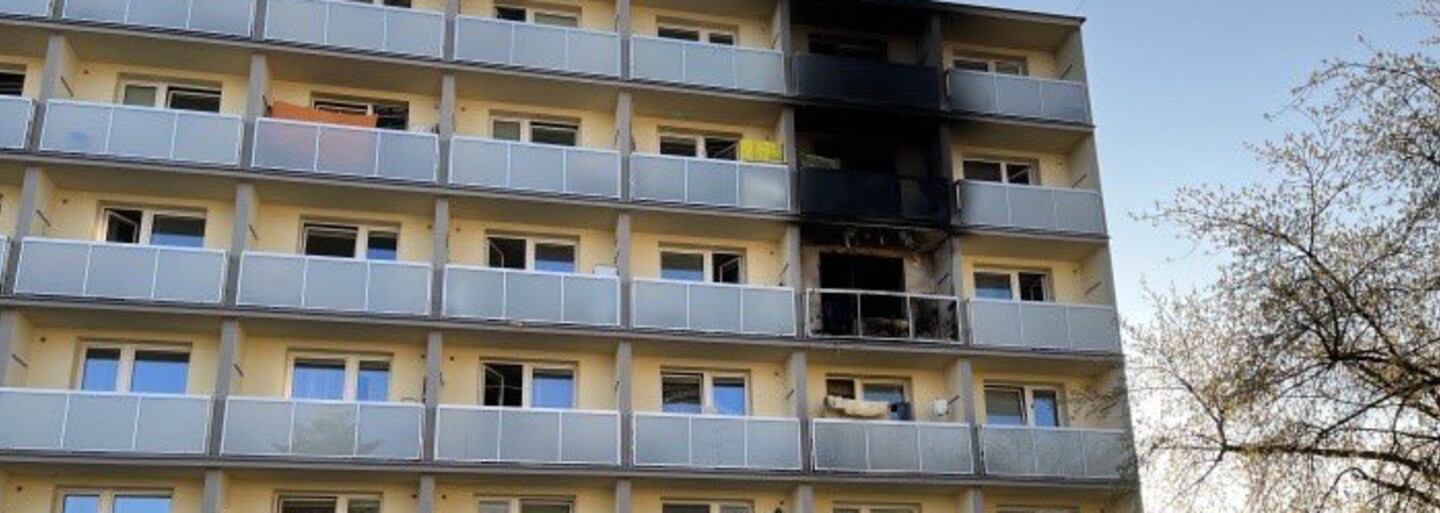 V Kopřivnici hořelo v domově seniorů. Na místě byli dva zranění, 54 osob hasiči evakuovali